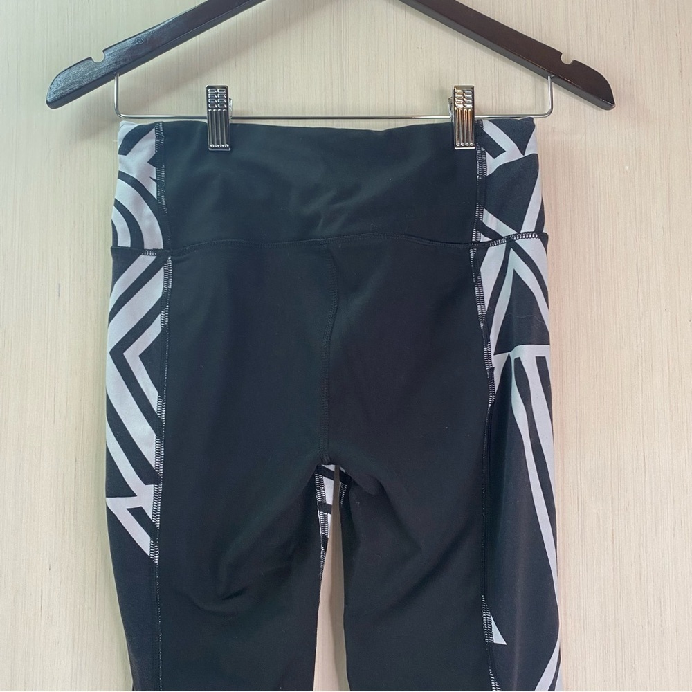 Victoria’s Secret Women’s VSX Sport Capris Yoga Leggings Black/White Small - Picture 4 of 5